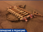 «Вместо того, чтобы починить крышку люка, они положили на нее забор»: волгодонцы