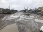 Из-за грязи и разбитой дороги жители хутора Лагутники не могут проехать на автомобилях