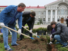 Работники администрации и депутаты посадили деревья и кустарники у памятника «Речник и рабочий»