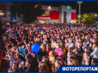 Тысячи людей пришли вживую увидеть известную российскую певицу Юлианну Караулову в Волгодонске