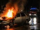 Автомобиль загорелся на ходу: ночной пожар произошел на перекрестке в Волгодонске