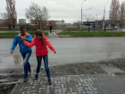 Пешеходы тонут в грязи при попытке перейти проспект Курчатова в Волгодонске