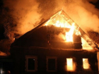 Загоревшийся жилой дом в Дубовском районе тушили два часа
