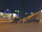 В Волгодонске на площади у ДК имени Курчатова приступили к установке новогодней елки