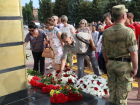 Со слезами на глазах и скорбью в сердце в Волгодонске прошло возложение цветов к памятникам ВОВ
