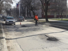 Рабочие приступили к устранению дефектов дорожного полотна в Волгодонске