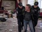 Устроил погром в Доме культуры, кричал матом на полицейских и не сдавался без боя: пьяного дебошира задержали в Цимлянском районе