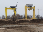 В Волгодонске на берегу залива отремонтируют желтый кран-гигант