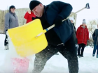 Участники «Сбросить лишнее» показали коммунальщикам, сколько ведер снега можно убрать за 2 минуты