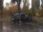 ВАЗ разворотило после удара о дерево во время сильного дождя в Волгодонске 