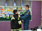 Примерили боевую одежду пожарного и научились эвакуироваться в случае ЧП волгодонские школьники 