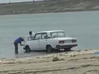 Устроившие "мойку самообслуживания" на городском пляже автомобилисты попали на видео