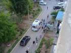 Огромное дерево рухнуло на детскую площадку в Волгодонске, пострадали взрослые и дети, - очевидцы 