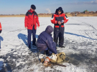 Не менее двух раз в день спасатели навещают любителей зимней рыбалки на льду 