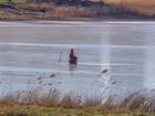 Первые любители зимней рыбалки уже выбрались на неокрепший лед