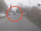 В Волгодонске водитель на Land Rover проехал по «встречке» через железнодорожный переезд