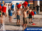 Юные волгодонцы облились холодной водой в цветах государственного флага