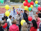 Возле ДК имени Курчатова в Волгодонске раздавали воздушные шары