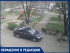 «Тротуар – не место для парковки!»: жители дома Ленинградская, 1 возмущены наглостью водителя