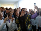 Звезда российской эстрады и победительница «Мисс Блокнот» Анет Сай побывала в родной школе в Волгодонске