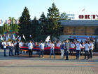 Огромный триколор пронесли по улице Ленина в честь Дня России в Волгодонске