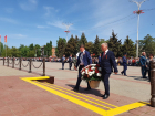 «Сила V правде»: первые лица Волгодонска поздравили горожан с 9 мая и возложили цветы к обелиску Победы