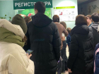 Дети мерзнут на улице в очереди: ажиотаж в детской поликлинике на Карла Маркса 