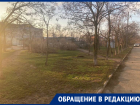 «Мы либо ноги себе переломаем или нас собьет машина»: за 17 лет к ТРЦ так и не сделали тротуара