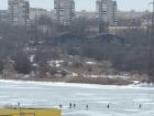 Десятки рыбаков вышли на лед Сухо-Соленовского залива в Волгодонске