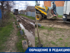 «За неделю застрял второй мусоровоз»: из-за разбитой дороги на одной из улиц станицы Романовской регулярно застревают автомобили 