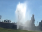 «Коммунальный фонтан» высотой с тополь забил на улице Степной в Волгодонске