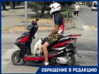 «Собака-байкер»: мужчина и его пес рассекают на скутере по Волгодонску 