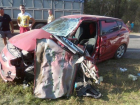 Женщина за рулем красной иномарки спровоцировала ДТП с перевернувшимся «МАЗом» и вылетевшим в кювет Hyundai Accent 