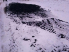 Асфальт положили прямо на снег и разровняли трактором в микрорайоне В-9, - читатель