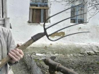 26-летний мужчина насмерть заколол отца вилами и сбежал из дома
