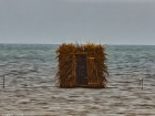 Странные шалаши и сторожевые башни на воде были обнаружены при понижении уровня Цимлянского водохранилища в Волгодонске