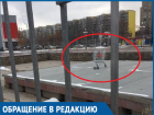Молодежь затащила продуктовую тележку в сломанный фонтан на площади Курчатова