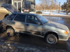 Шесть машин угодили в яму на рельсах и лишились колес при въезде в Волгодонск