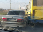 В Волгодонске из-за пробки на мосту столкнулись «Волга» и пассажирский автобус
