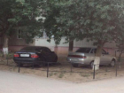 Замуровали демоны: автомобили на газоне дома на проспекте Мира в Волгодонске заблокировали декоративным забором 