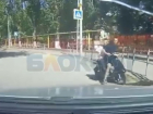 Двое малолетних мопедистов на встречке возмутились проезжающему автомобилю в Волгодонске