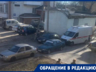 Автомобилю скорой помощи заблокировали проезд под окнами МКД в Волгодонске