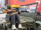 Ребенку вручили пулемет: выставки военной и ретро-техники прошли в Волгодонске в День Победы