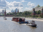 Транспортировка 500-тонной колонны из Волгодонска по Москве-реке в центре столицы попала на видео