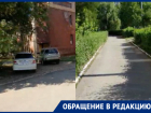 «По тротуару и на газон»: машины ездят на территории лицея «Политэк»
