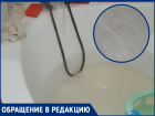 Желтая вода с мелкими камешками льется из крана в доме на улице Закурганной