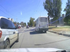 Волгодонский водитель заснял опасный обгон через сплошную на улице Энтузиастов