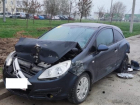 Одним ударом скрывшийся с места ДТП водитель повредил два припаркованных автомобиля в Волгодонске