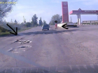 Необычный способ предупредить автомобилистов о ямах на дороге придумали сотрудники автозаправки в Волгодонске