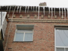 С наступлением холодов на крышах домов Волгодонска «выросли» опасные сосульки
